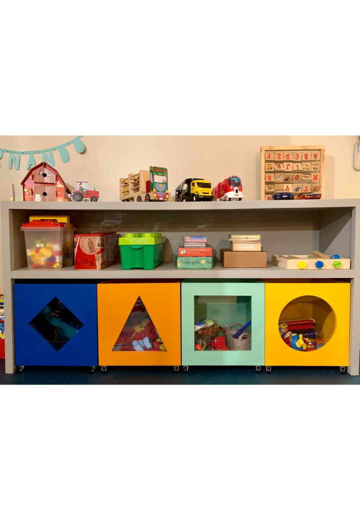 Organizador/Mesa com Caixas de Brinquedos