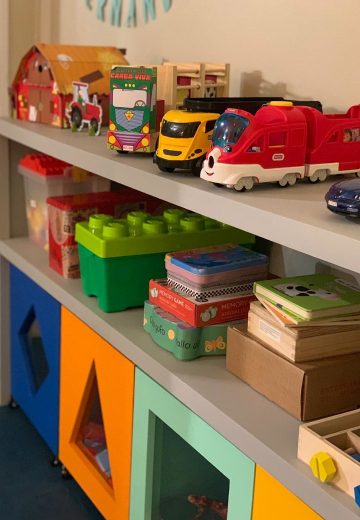 Organizador/Mesa com Caixas de Brinquedos