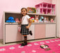 Estante infantil com organizador e 4 caixas de brinquedos em MDF cinza, caixas com rodízios nas cores rosa claro e branco, ideal para organizar brinquedos, livros e objetos decorativos.