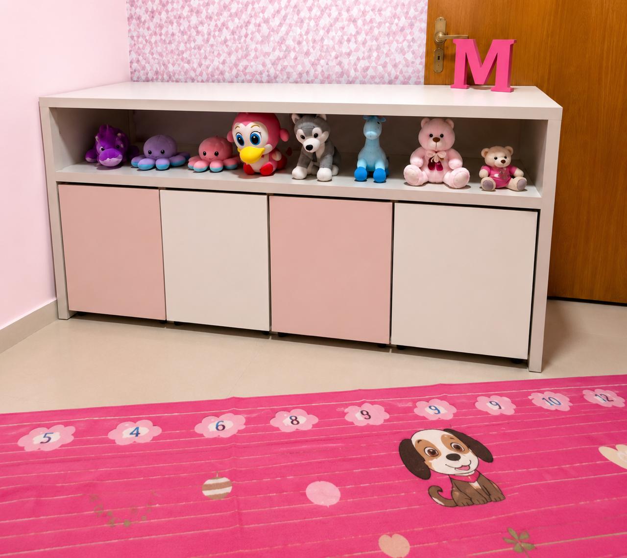 Estante infantil com organizador e 4 caixas de brinquedos em MDF branco, caixas com rodízios nas cores rosa claro e branco, ideal para organizar brinquedos, livros e objetos decorativos.